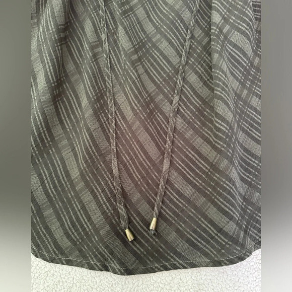 NWOT Maven West Army green Plaid Medium BOHO Top V-neck and keyhole front. - Picture 7 of 9